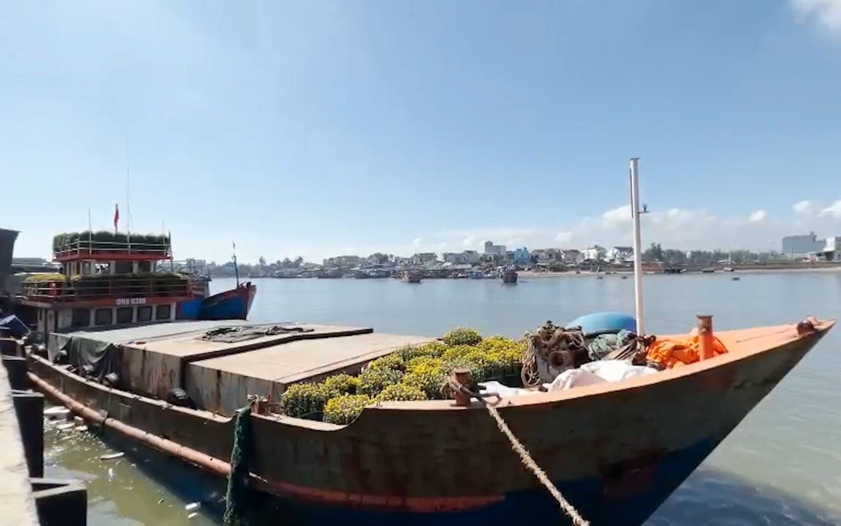 Tàu hàng Quảng Ngãi tuyến Lý Sơn hoạt động hết công suất để "chở" Tết ra đảo