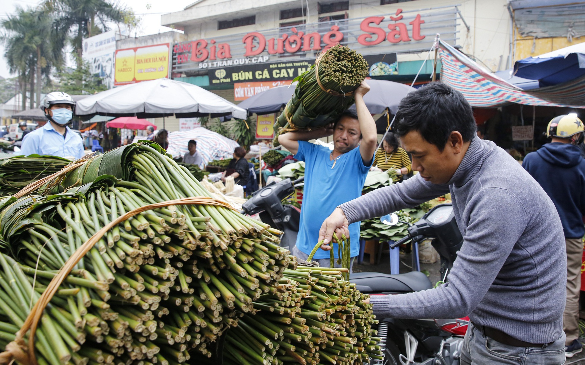 Chợ lá dong gói bánh chưng lâu đời nhất Hà Nội nhộn nhịp trước Tết