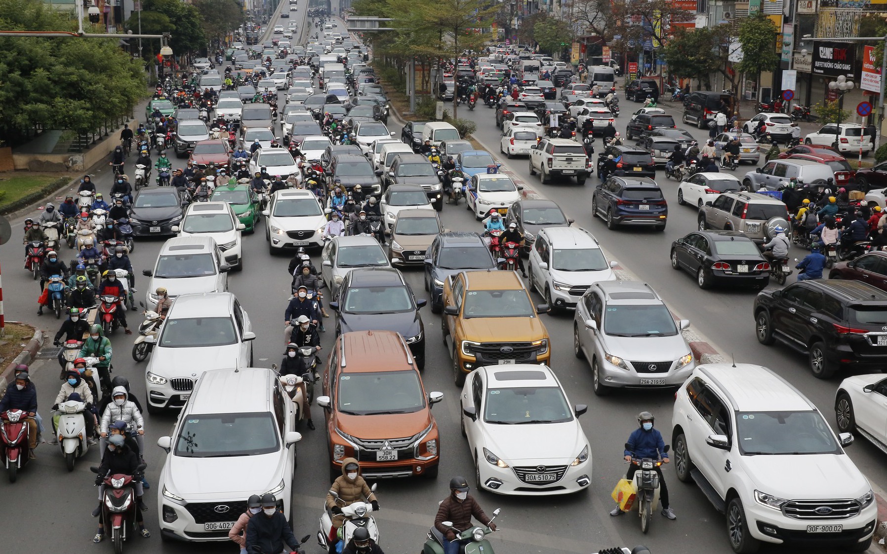 Xe buýt hỏng giữa đường, đường phố Hà Nội ùn tắc kéo dài hàng cây số ngày cận Tết