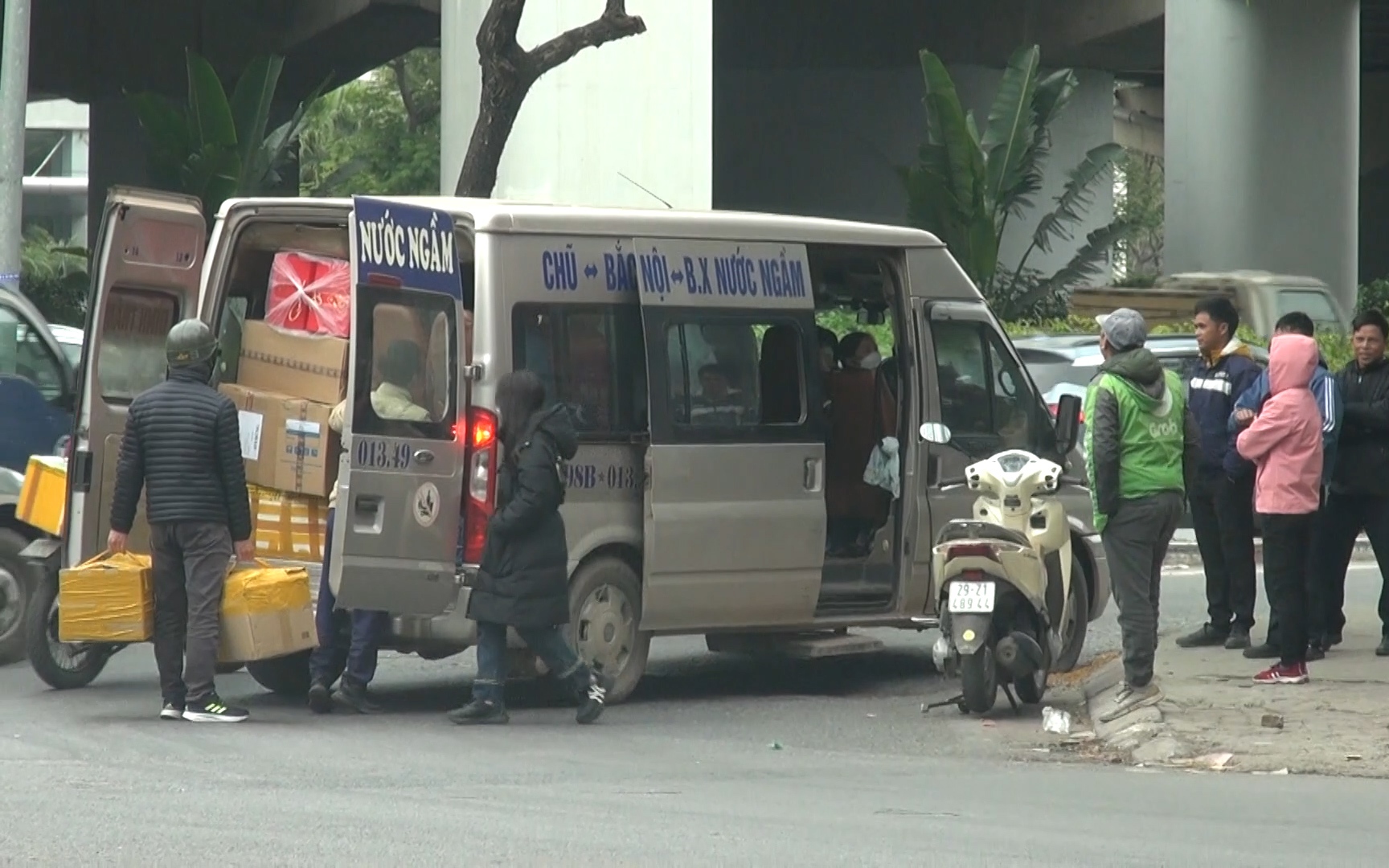 Hà Nội: Loạn xe "dù", "bến cóc" những ngày giáp tết