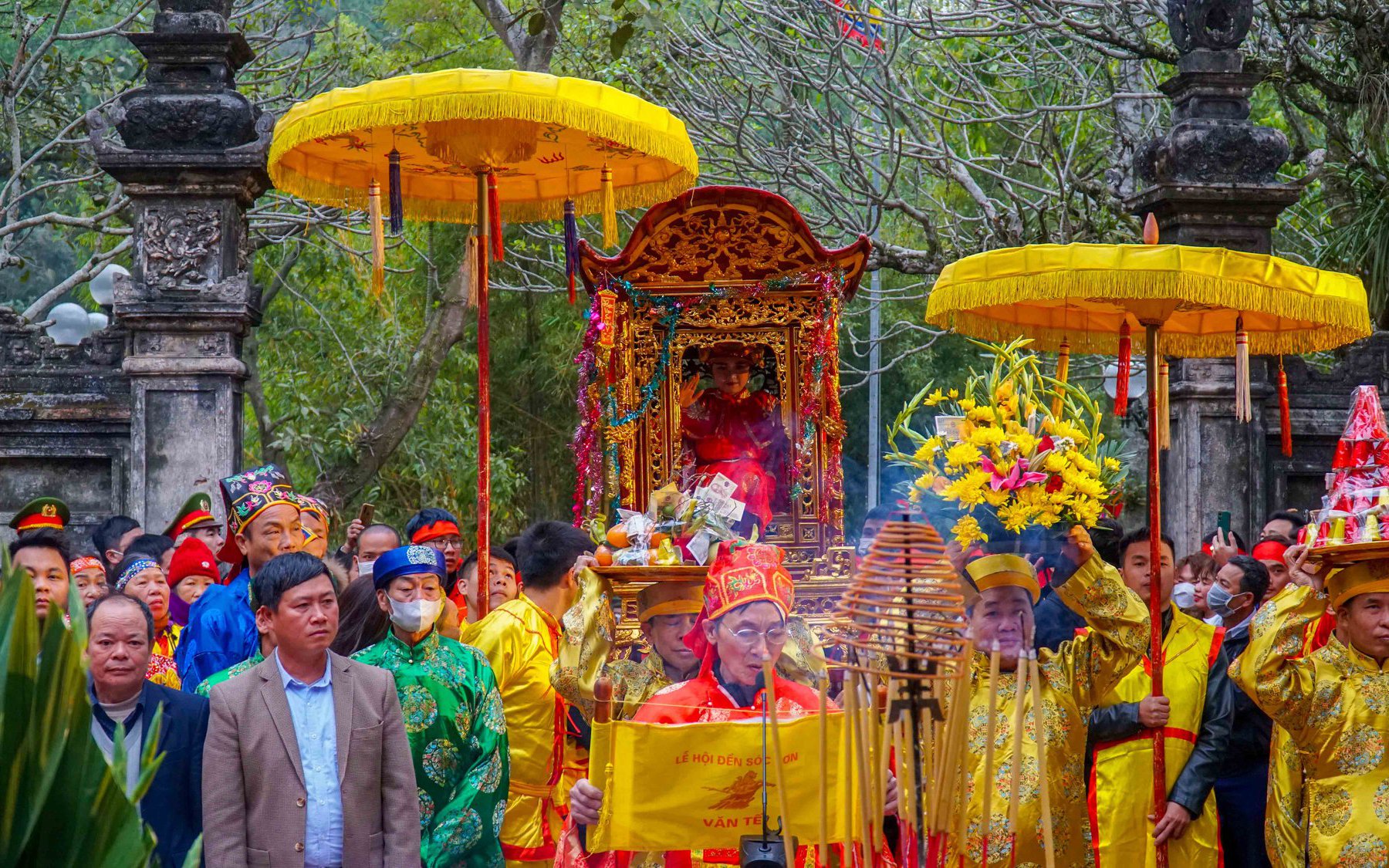 "Nữ tướng" 11 tuổi được bảo vệ nghiêm ngặt tại lễ khai hội đền Gióng