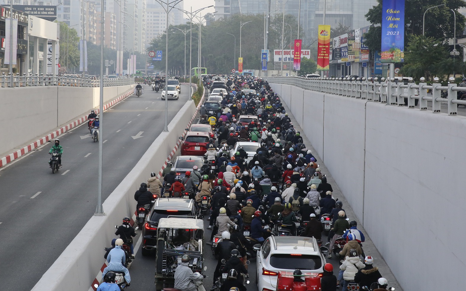 Ùn tắc kéo dài tại hầm chui Lê Văn Lương sau khi Hà Nội tổ chức lại giao thông kiểu mới