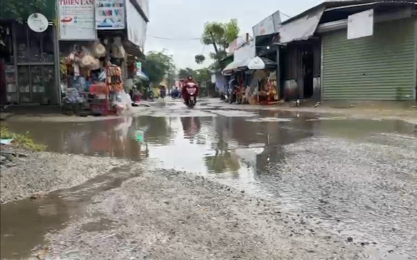 Cận cảnh tuyến đường “đau khổ” dài chỉ 300m nhưng có đến hàng chục ổ gà, ổ voi ở trung tâm TP Quảng Ngãi