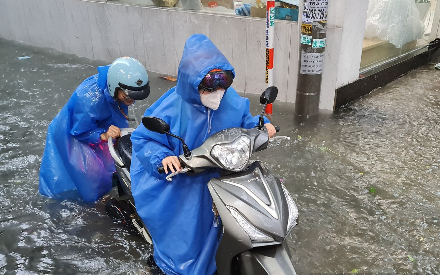 Mưa lớn, nhiều tuyến đường tại Đà Nẵng lại thành sông