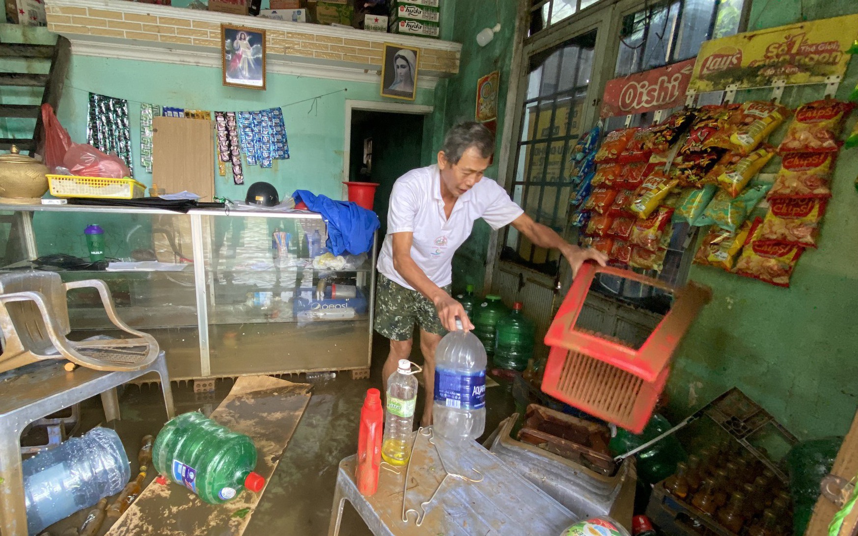 Nước rút và bùn đọng khắp nơi, người dân vùng "rốn lũ" Đà Nẵng hối hả dọn dẹp