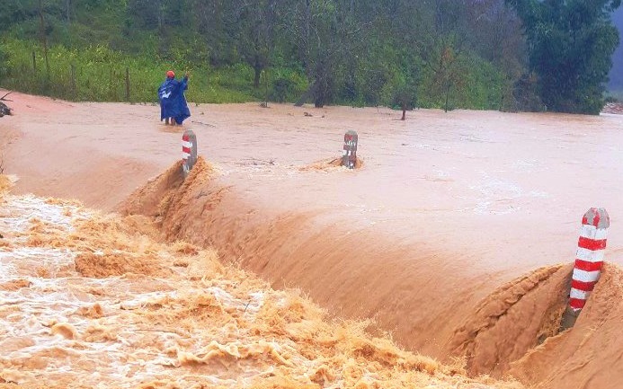 Nguy cơ lũ lên báo động 3, nhiều địa phương ở miền Trung phải cho học sinh nghỉ học