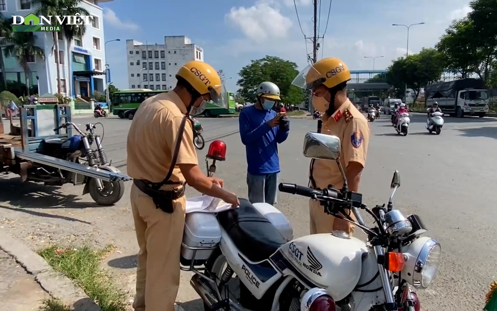 Nhan nhản “máy chém di động” huyên náo đường phố Sài Gòn