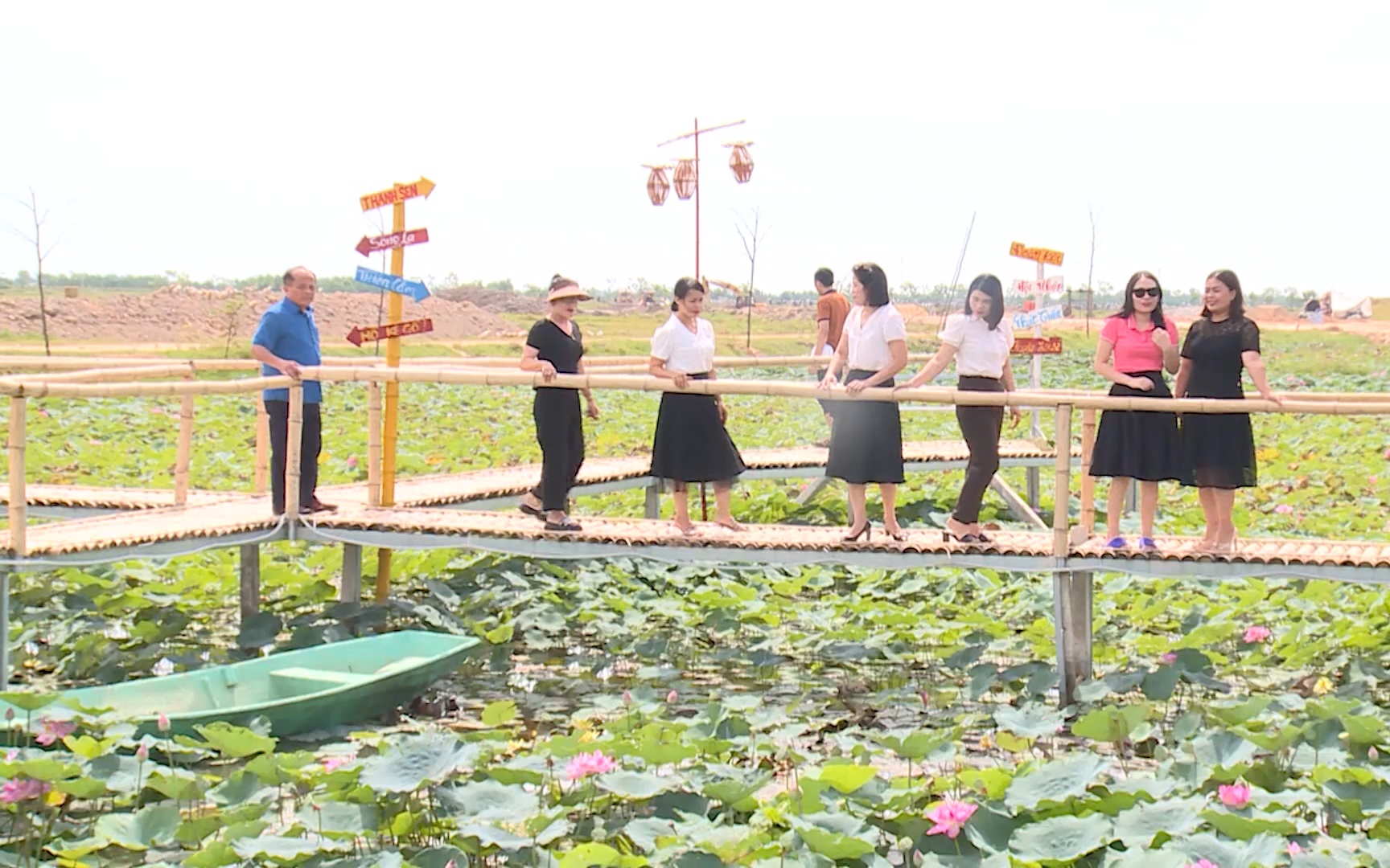 Hà Tĩnh: “Biến” vùng thấp trũng, bỏ hoang thành đầm sen tuyệt đẹp 