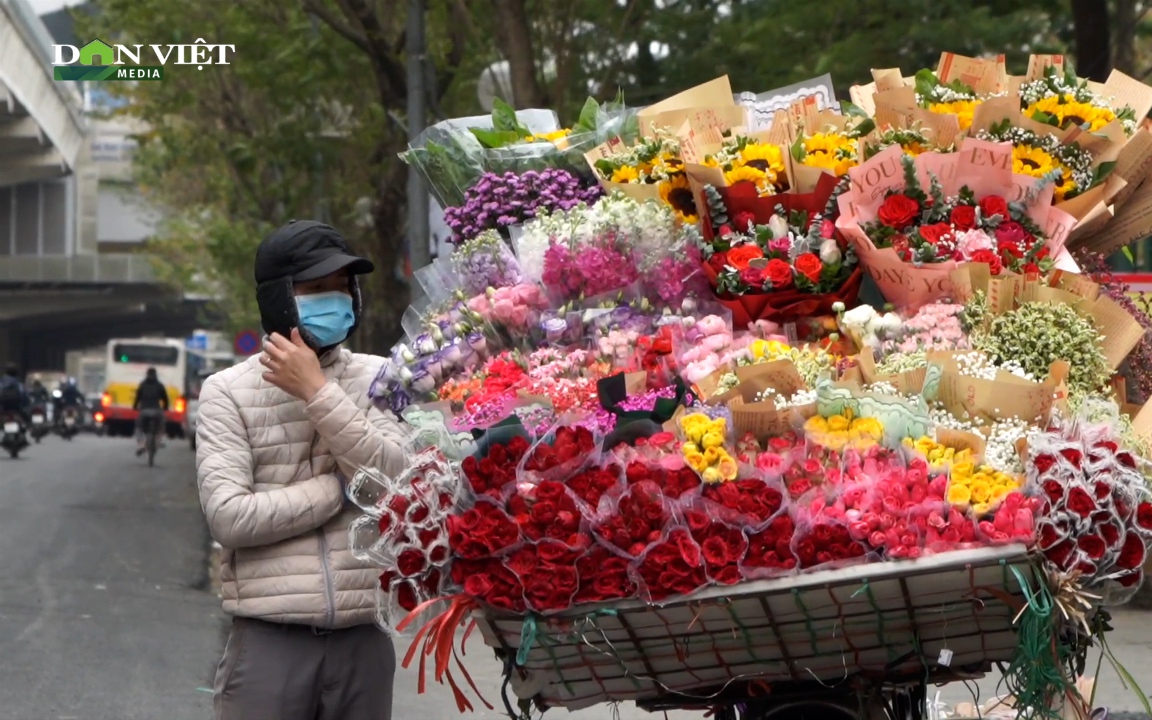 Hoa và quà Valentine vỉa hè Hà Nội "đìu hiu" ngóng khách