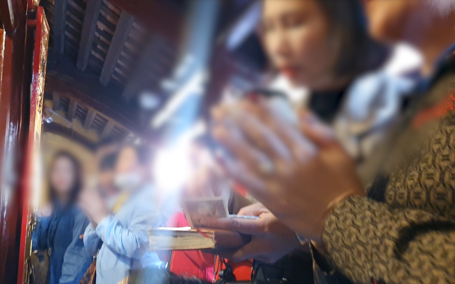 Bắc Ninh: Người đi lễ đền Bà Chúa Kho khốn khổ với nạn “khấn thuê, lễ mướn” 