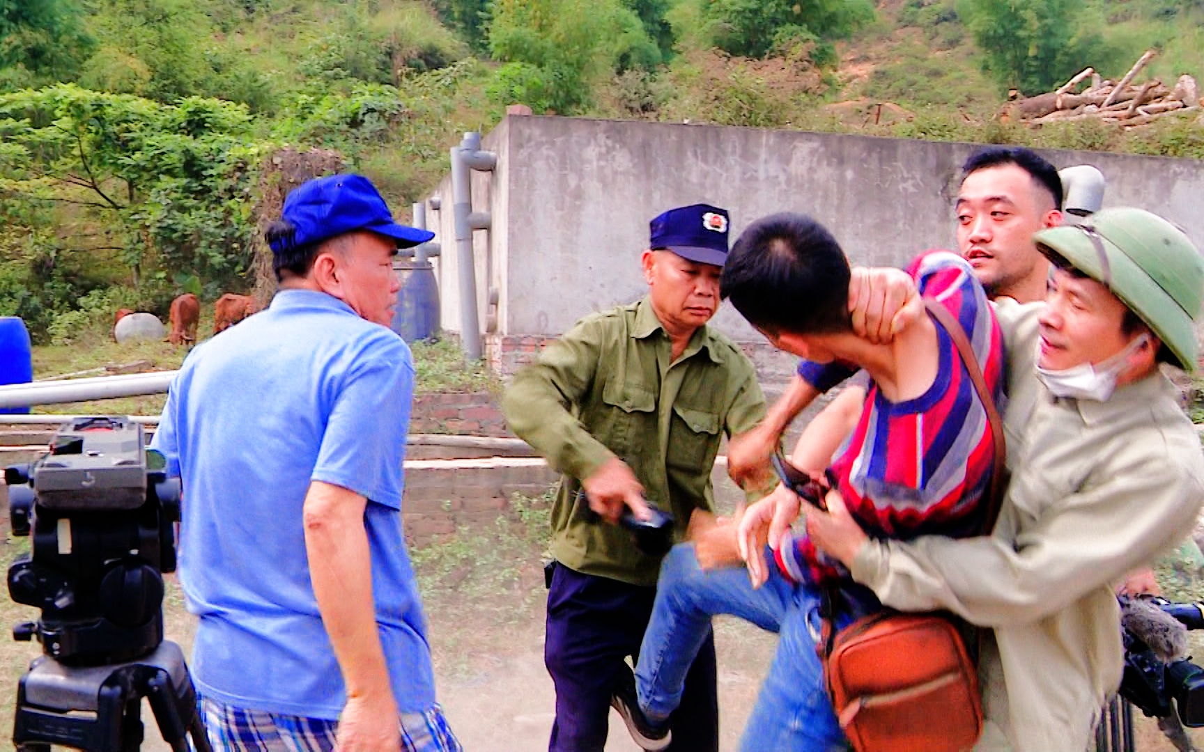 Sau vụ phóng viên Báo NTNN bị hành hung, cùng nhìn lại những vụ hành hung nhà báo đang tác nghiệp gần đây