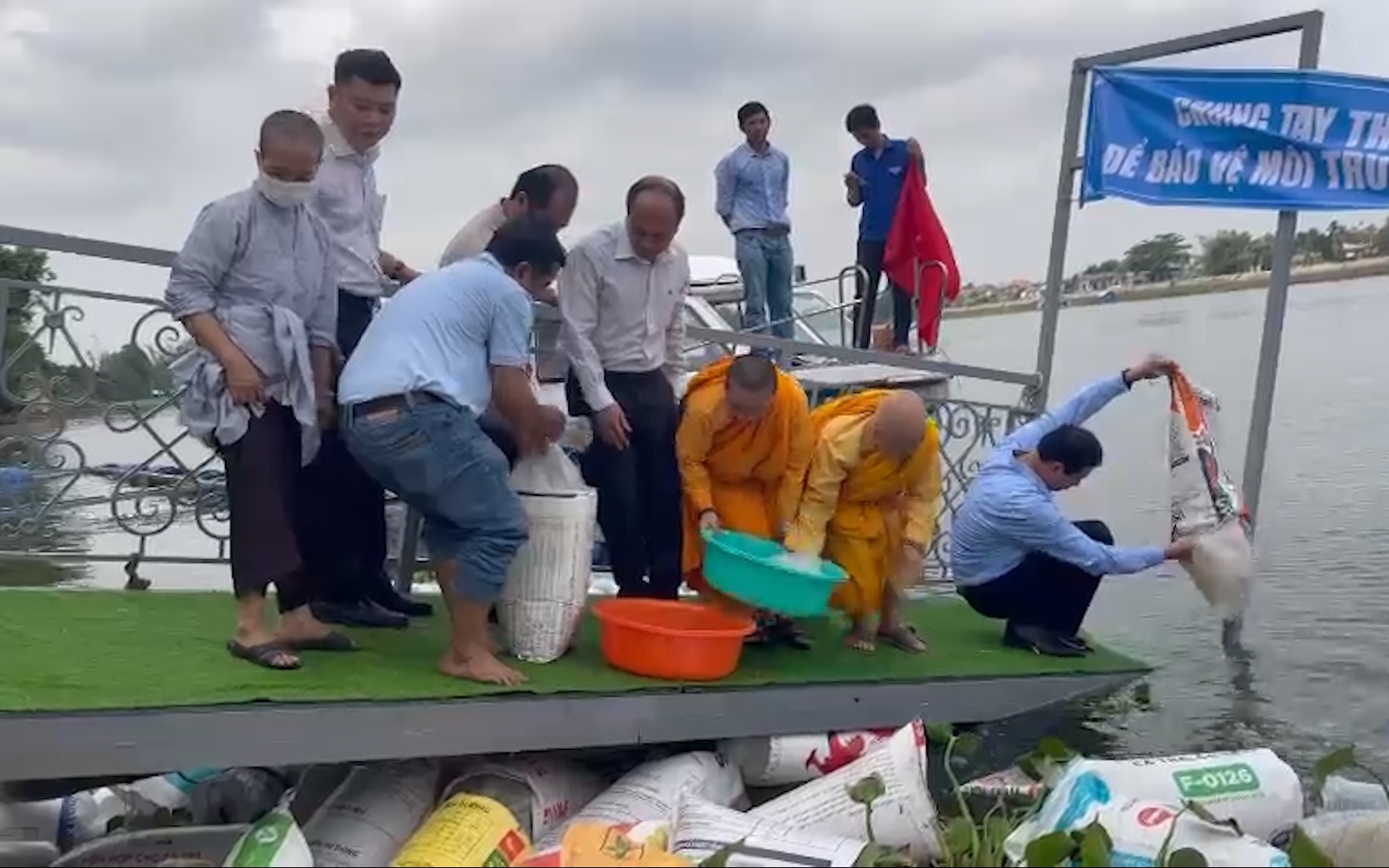 Clip: Bắt tại trận nam thanh niên dùng clip nóng tống tình người yêu cũ tại nhà nghỉ 