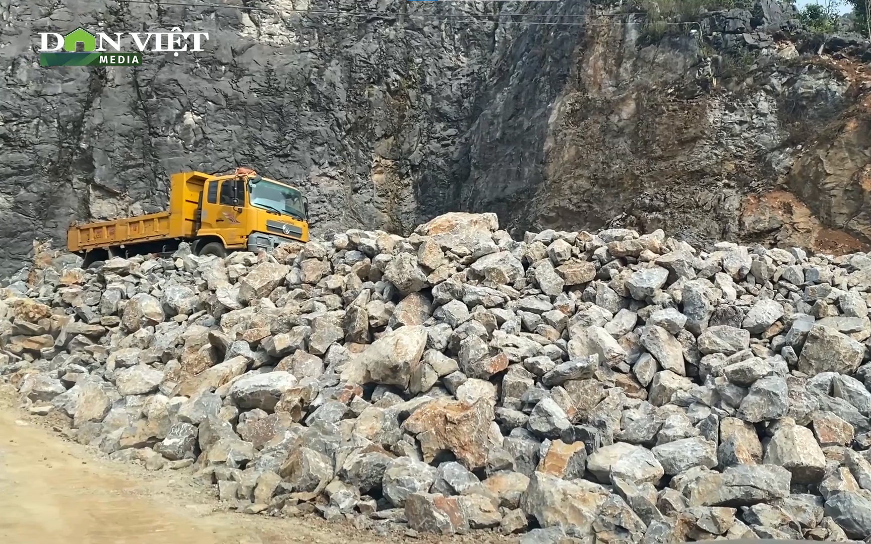 “Xẻ thịt” Công viên Địa chất Toàn cầu Cao nguyên đá Đồng Văn lẽ nào không ai chịu trách nhiệm?