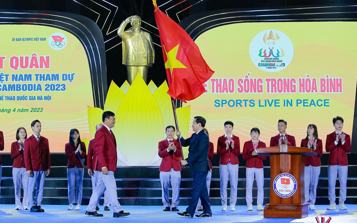 Phó Thủ tướng trao cờ Tổ quốc, đoàn TTVN quyết tâm cao vào top đầu tại SEA Games 32