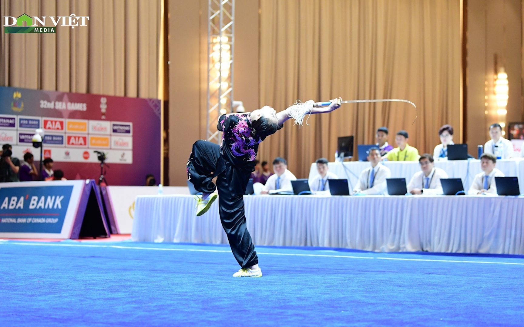 Dương Thúy Vi ăn mừng sinh nhật với HCV wushu ở nội dung thương và kiếm thuật nữ