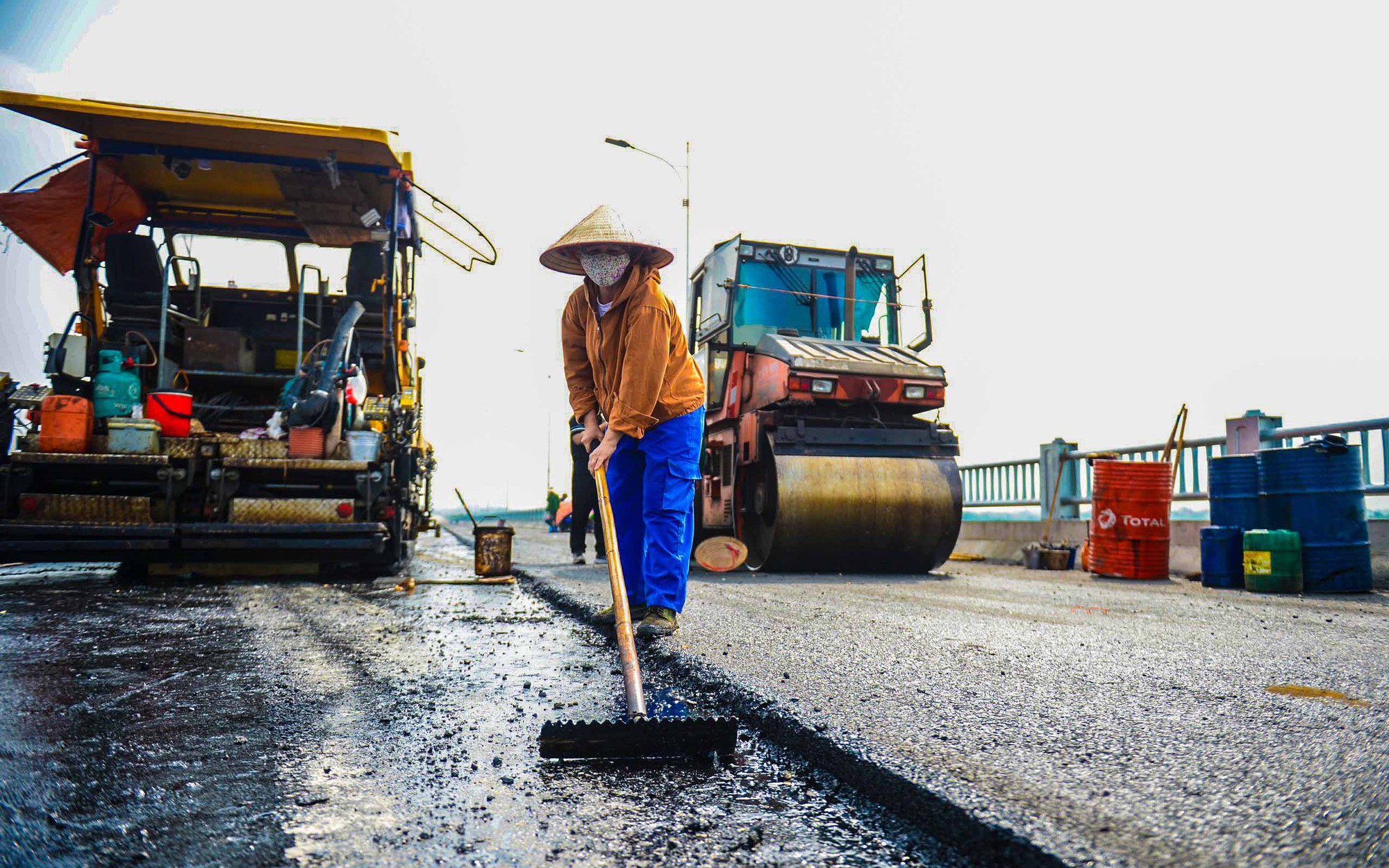 Công nhân đội nắng thi công trên "chảo lửa" cầu Vĩnh Tuy giai đoạn 2 trị giá 2.500 tỷ đồng