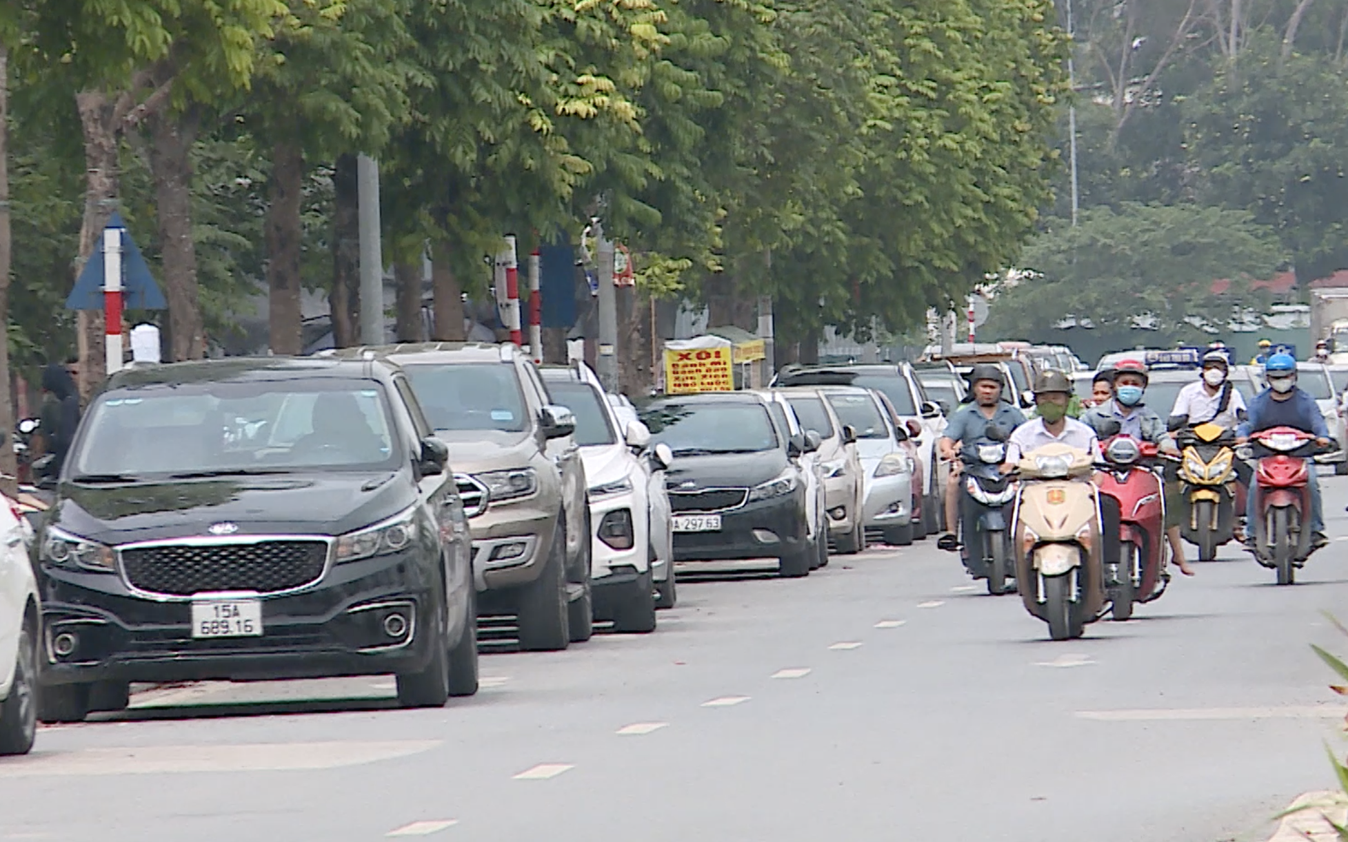 Video: Hàng trăm xe tải biến đại lộ nghìn tỷ thành nơi trung chuyển, buôn bán hàng hóa