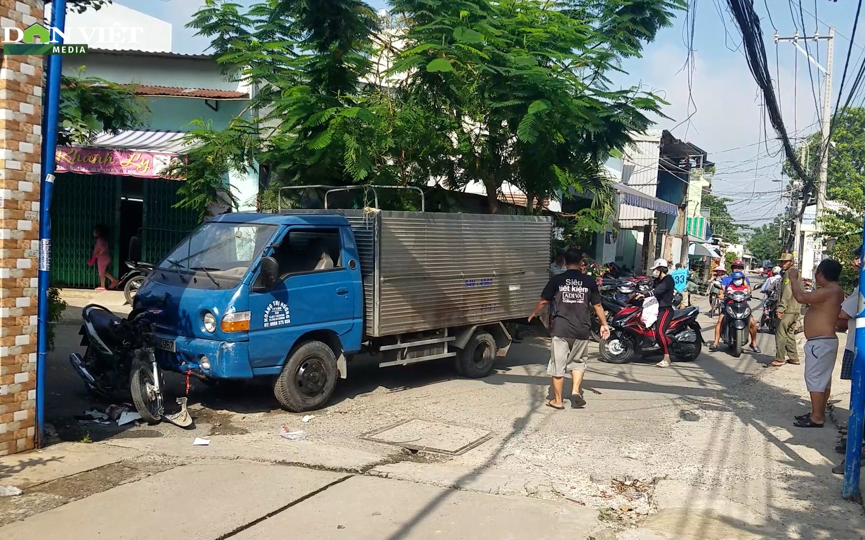 Hiện trường ô tô tải húc vào xe máy khiến người phụ nữ bị kẹt giữa đầu xe và tường nhà dân 