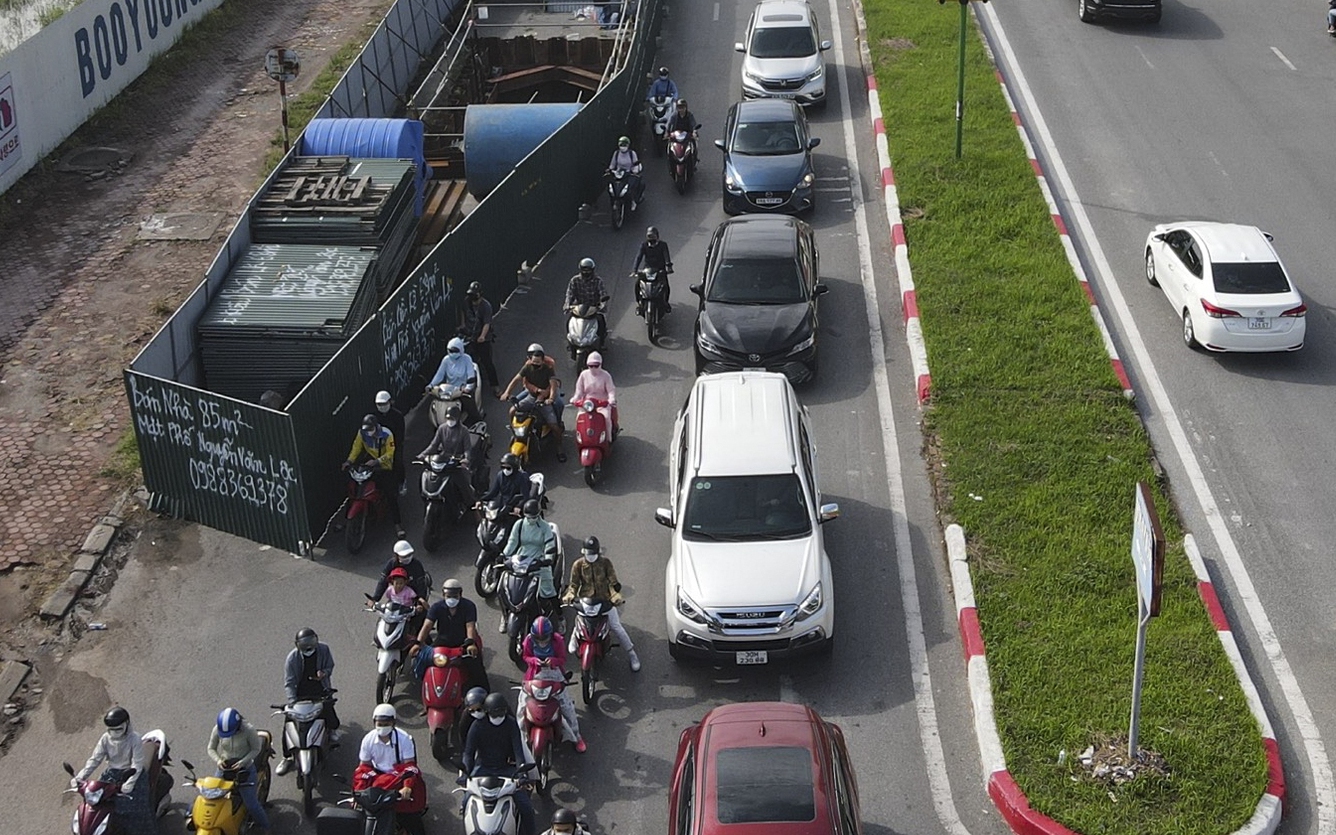 Ma trận "lô cốt" khiến giao thông ùn tắc thường xuyên tại dự án nước thải Yên Xá 