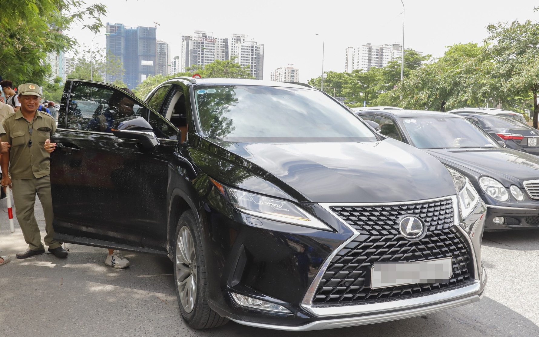 Ngắm dàn xe sang tiền tỷ Lexus, Mercedes-Maybach chở con đi thi tốt nghiệp THPT