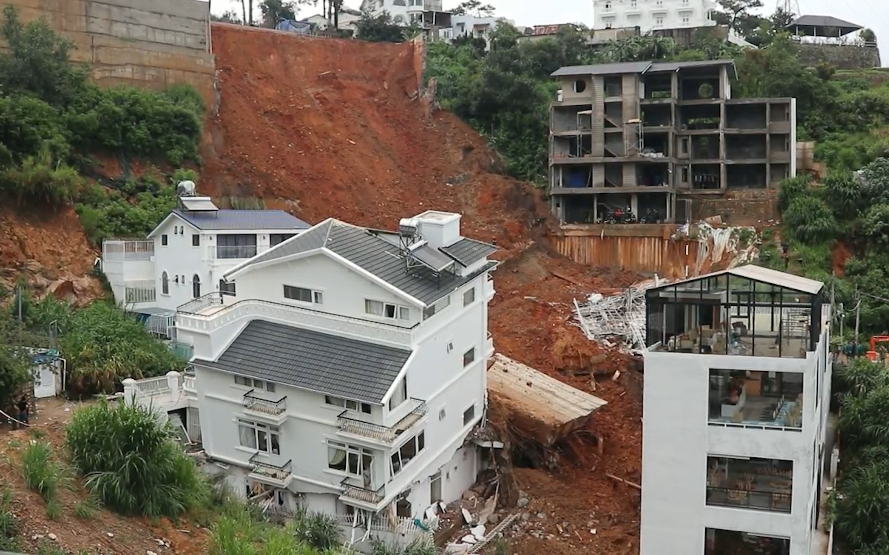 Video: Hiện trường vụ sạt lở nghiêm trọng tại Đà Lạt khiến 2 người bị vùi lấp