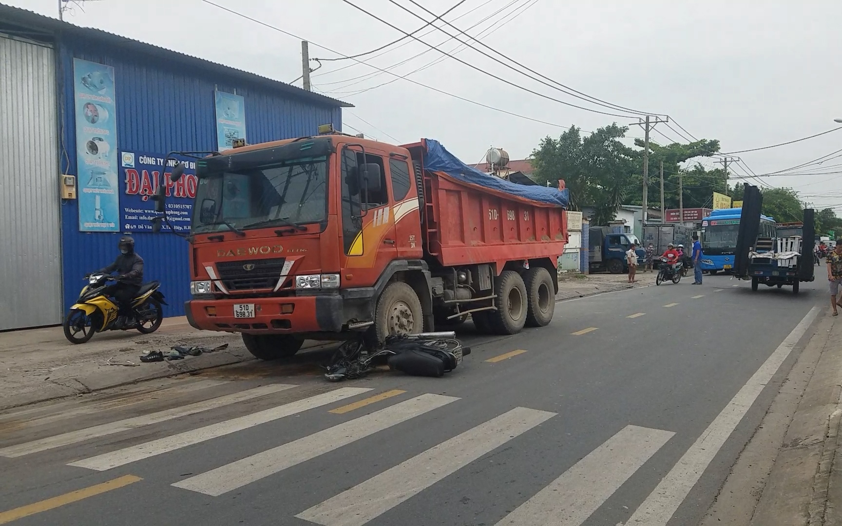 Clip: Công an đang điều tra vụ tai nạn liên hoàn khiến nam thanh niên bị thương nặng, nằm trên đường