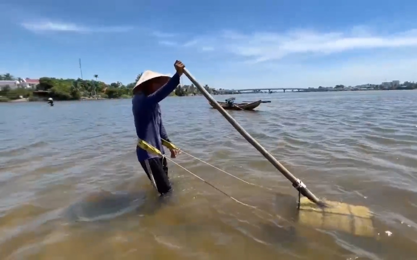 Đội nắng giữa trưa, dầm mình đêm tối cào bắt đặc sản cuối dòng Trà Khúc