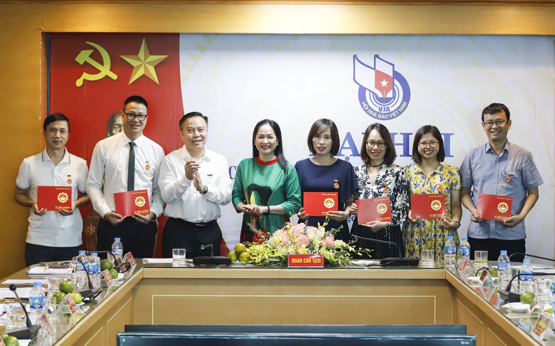 Video: "Người thuộc thơ Lưu Quang Vũ nhất" khiến khán giả vỗ tay rào rào khi đọc "Nói với mình và các bạn"