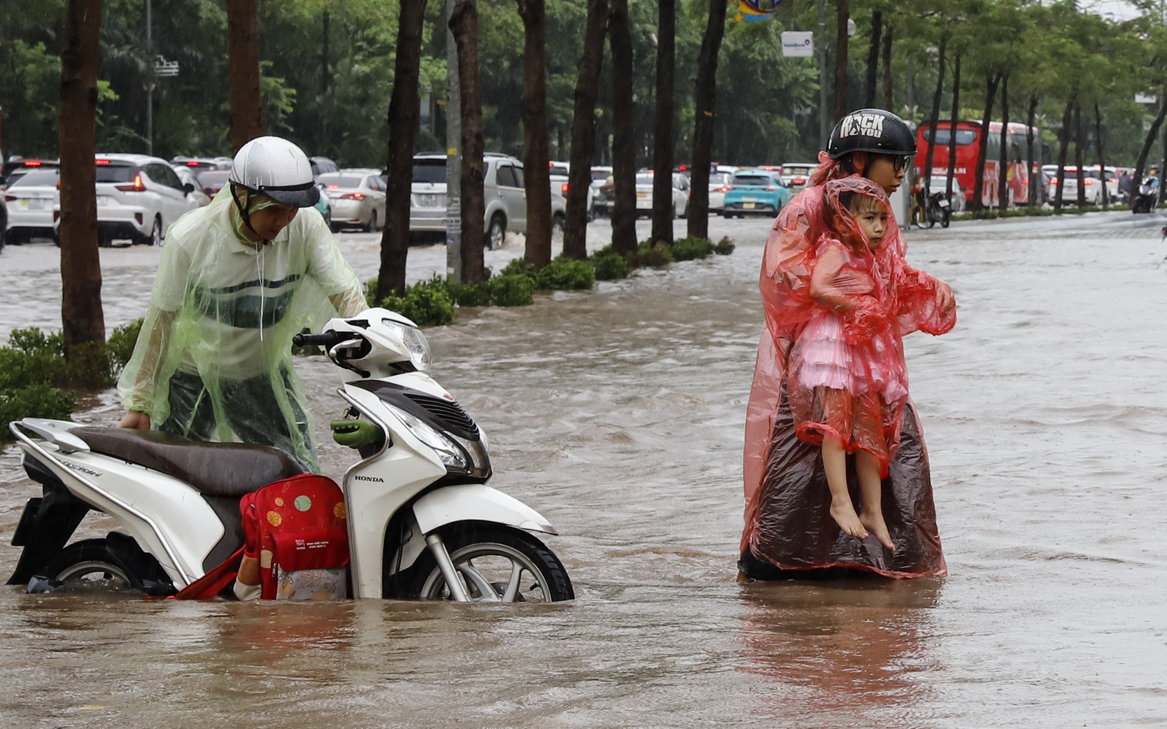 Đường trước trung tâm thương mại mới mở ở Hà Nội ngập sâu kéo dài hàng cây số