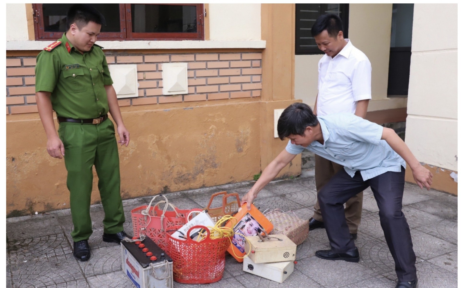 Nạn dùng kích điện khai thác giun đất tràn lan đến mức báo động, Phú Thọ thẳng tay dẹp bỏ