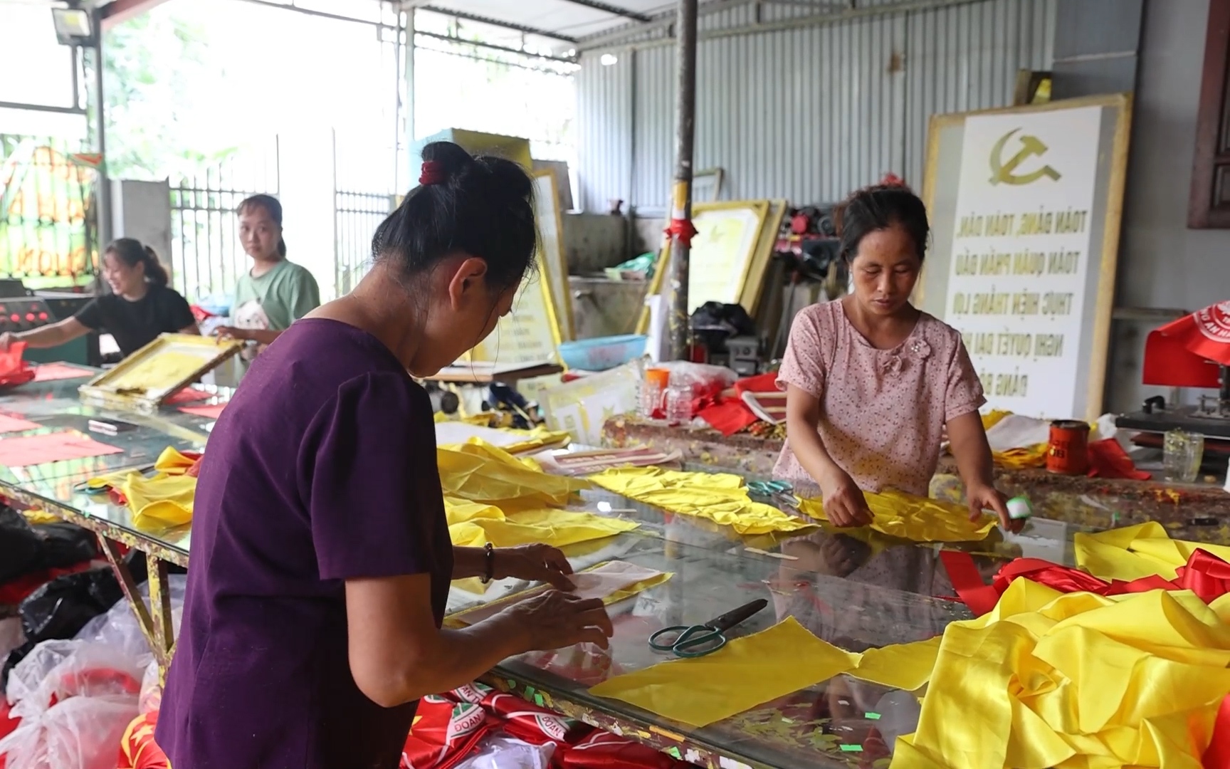 Mục sở thị nơi những lá cờ Tổ quốc khổng lồ mang theo niềm tự hào dân tộc ra đời