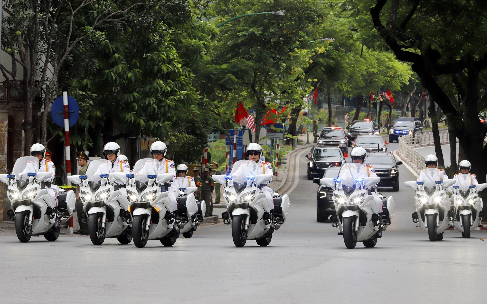 Nhìn lại đoàn xe hộ tống Tổng thống Mỹ lăn bánh trên đường phố Hà Nội trong hai ngày qua