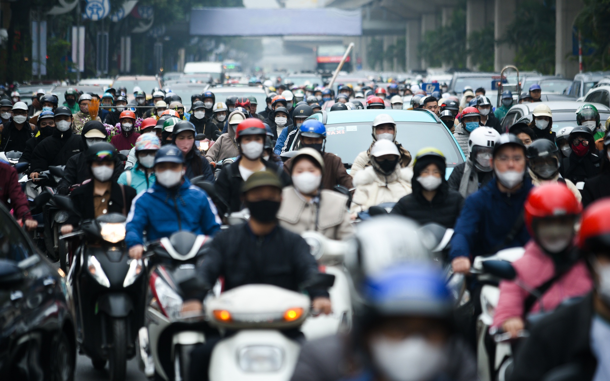 Ngày đầu đi làm sau kỳ nghỉ Tết Dương lịch, người Hà Nội "lao đao" vì ùn ứ nguyên một tuyến đường