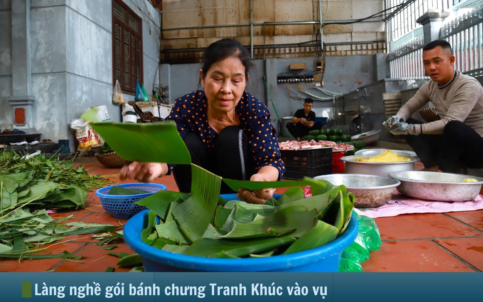 Hình ảnh báo chí 24h: Về làng gói bánh chưng Tranh Khúc để thấy Tết đang ở rất gần