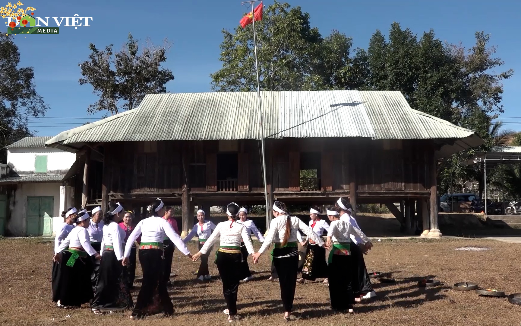 Người Mường tại Kon Tum vui đón Tết Nguyên đán bên bữa cơm "chín lụn"