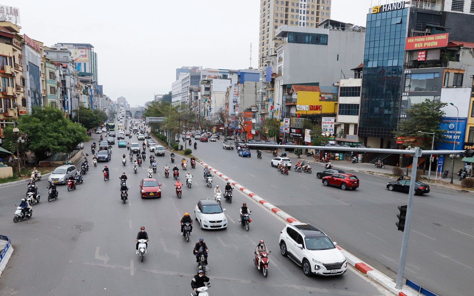 Các phương tiện bon bon lăn bánh trên đường phố Thủ đô trong ngày làm việc đầu tiên sau kỳ nghỉ Tết