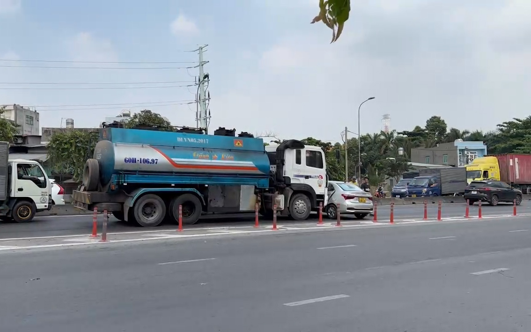 TP.HCM: Xe bồn chở nhiên liệu mất lái, húc ô tô 4 chỗ cả đoạn 100m mới dừng lại giữa quốc lộ