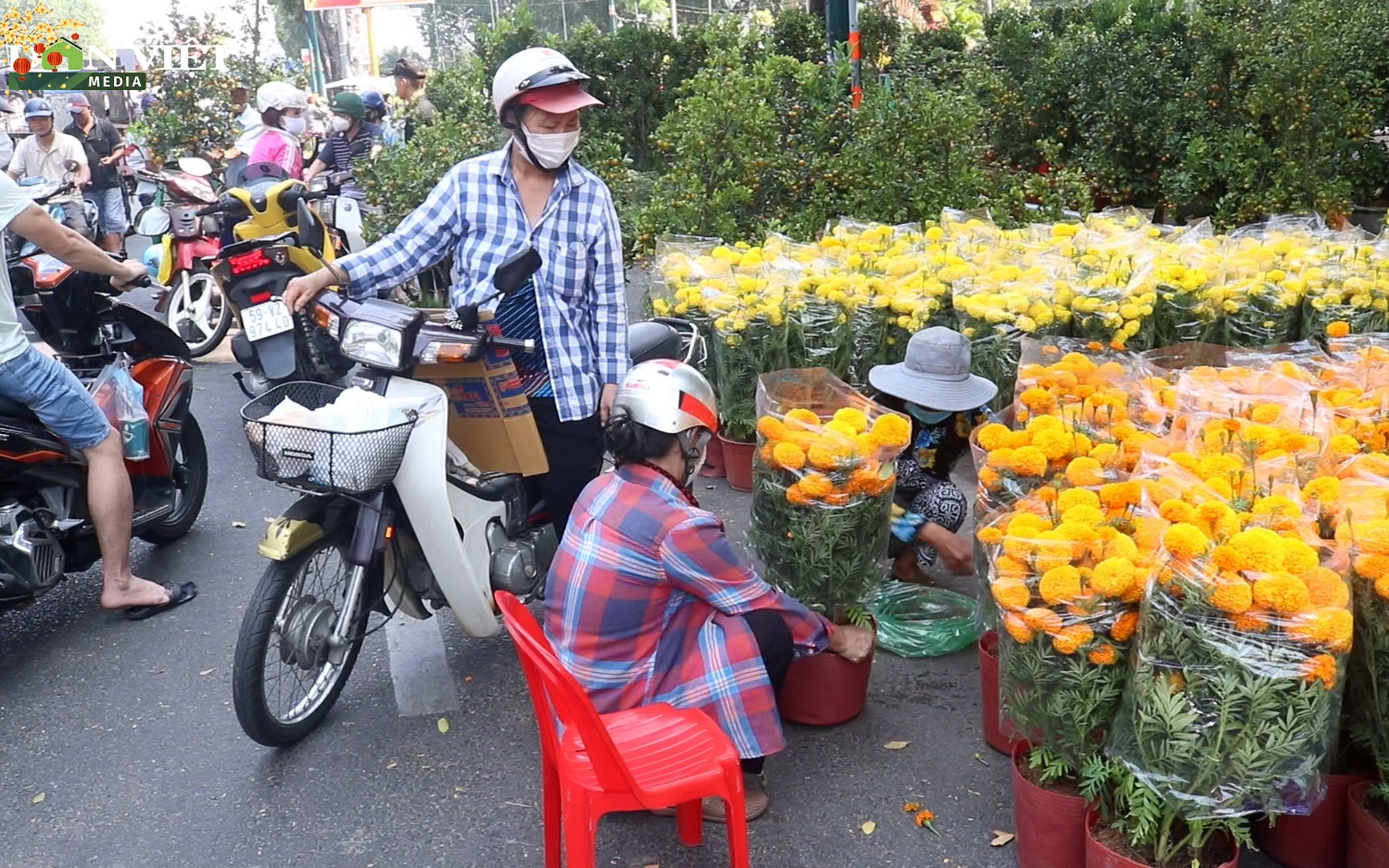 Chiều 30 Tết, tiểu thương "xả hàng giá siêu sốc" tất bật dọn dẹp, trả mặt bằng sớm