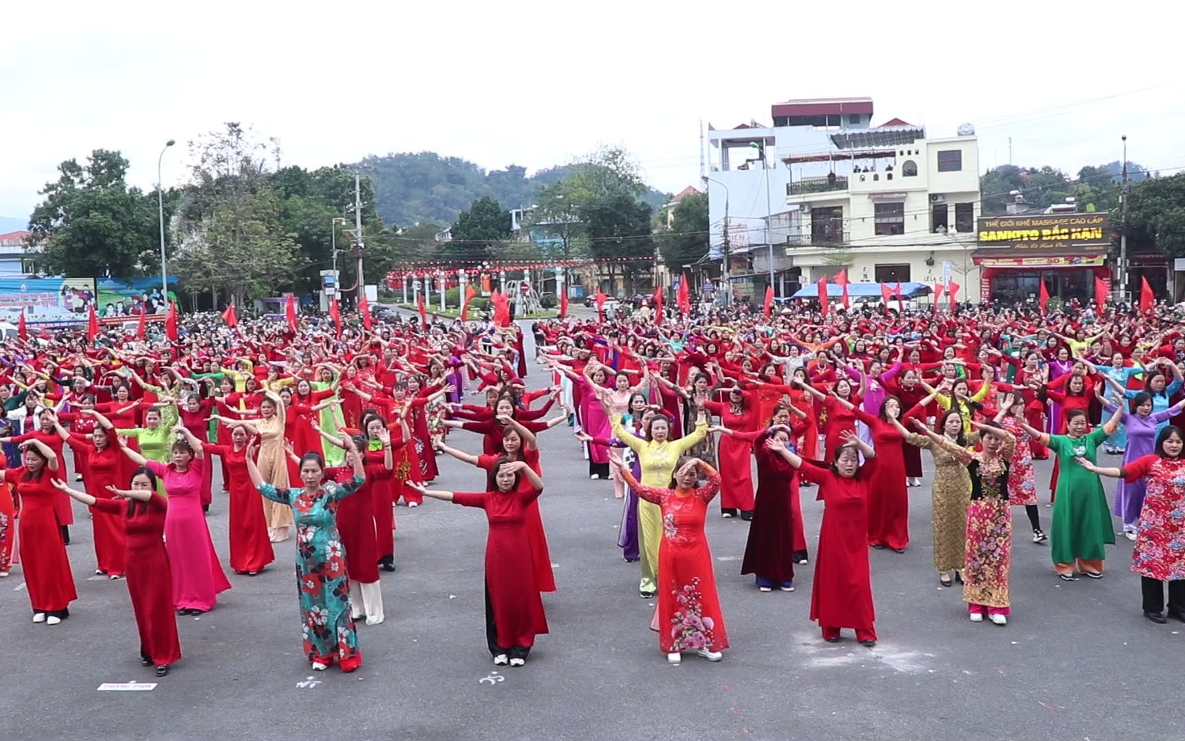 Hơn 1400 phụ nữ duyên dáng trong tà áo dài, diễu hành trên phố ở Bắc Kạn