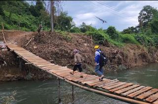 Chênh vênh những cây cầu sau lũ ở Bắc Kạn