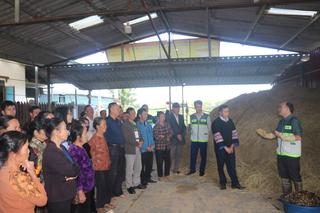 Cán bộ Khuyến nông cầm tay chỉ việc giúp bà con phòng, chống rét cho gia súc