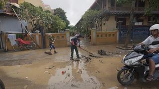 Hội An tan hoang sau lũ, người dân tất bật dọn bùn khôi phục phố cổ