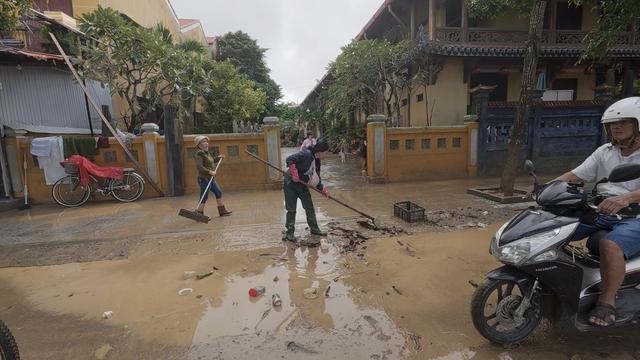 Hội An tan hoang sau lũ, người dân tất bật dọn bùn khôi phục phố cổ loading=