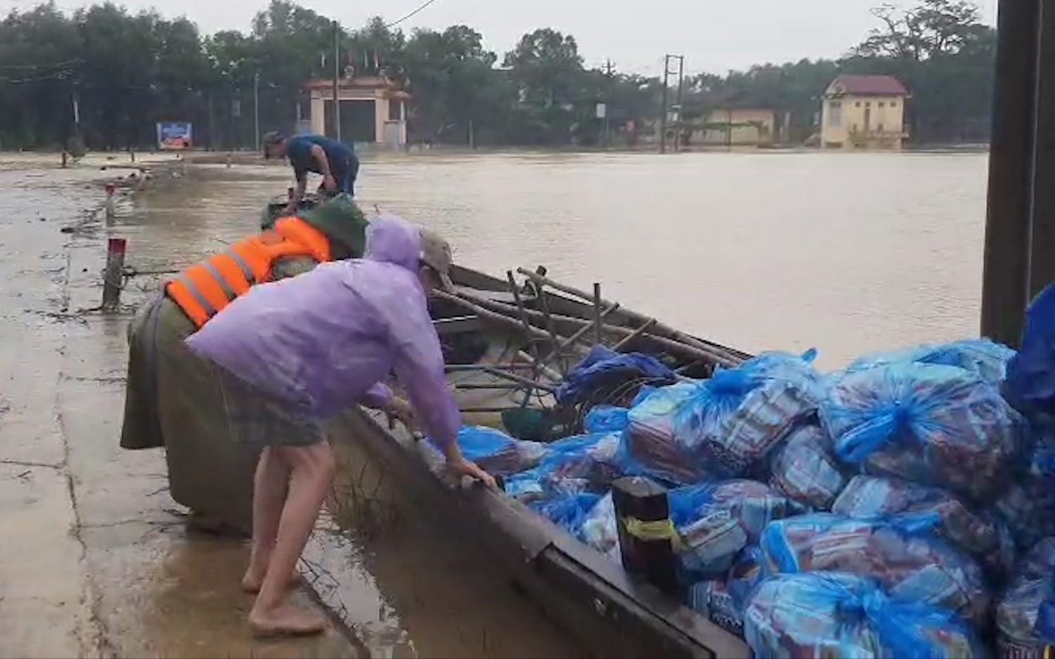 Đề xuất hỗ trợ khẩn cấp cho các tỉnh miền Trung ứng phó với bão 