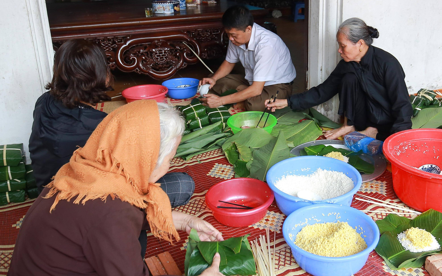 Người Hà Nội ngày đêm gói bánh chưng tặng đồng bào lũ lụt miền Trung