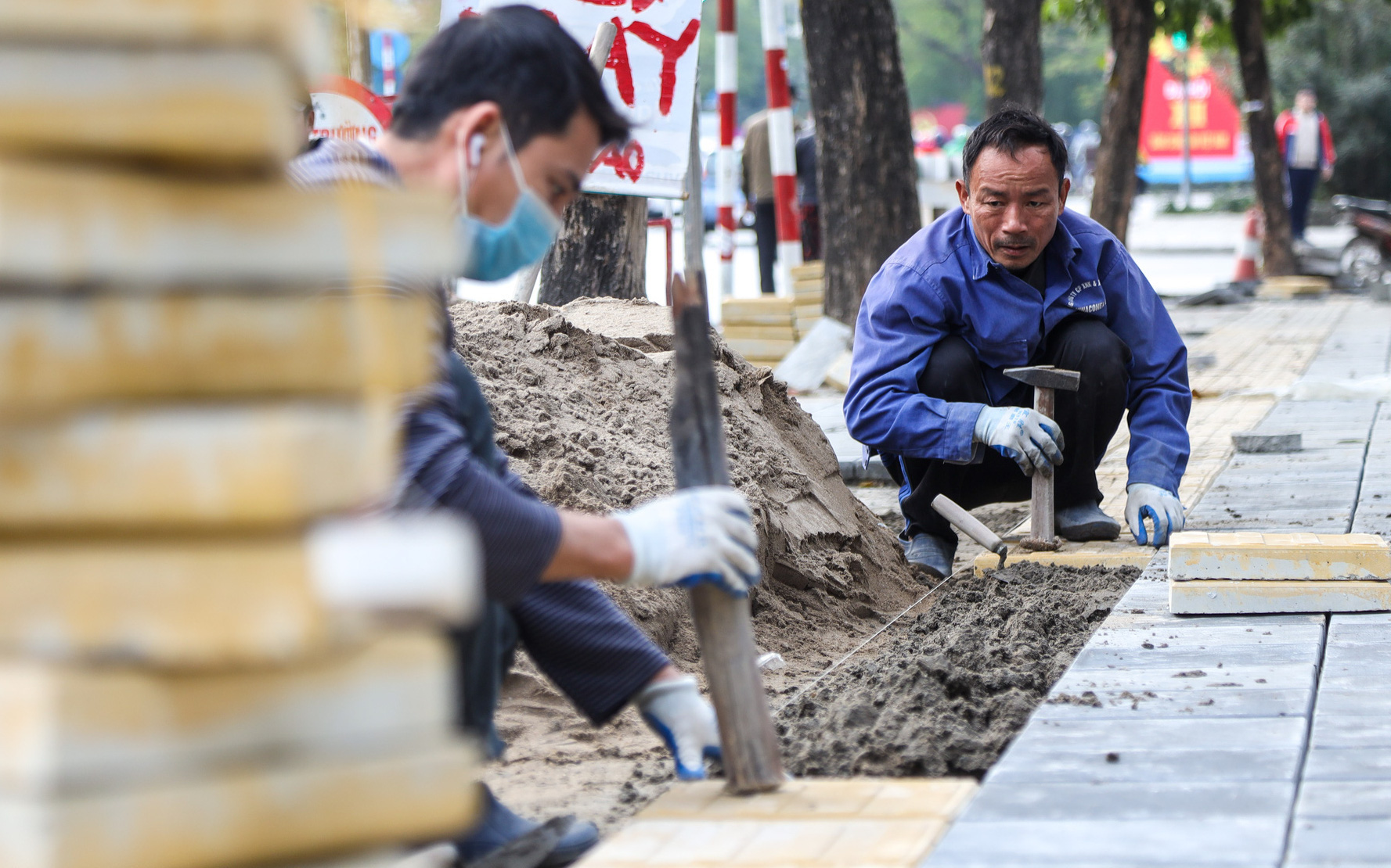 Vỉa hè Hà Nội ngổn ngang như 