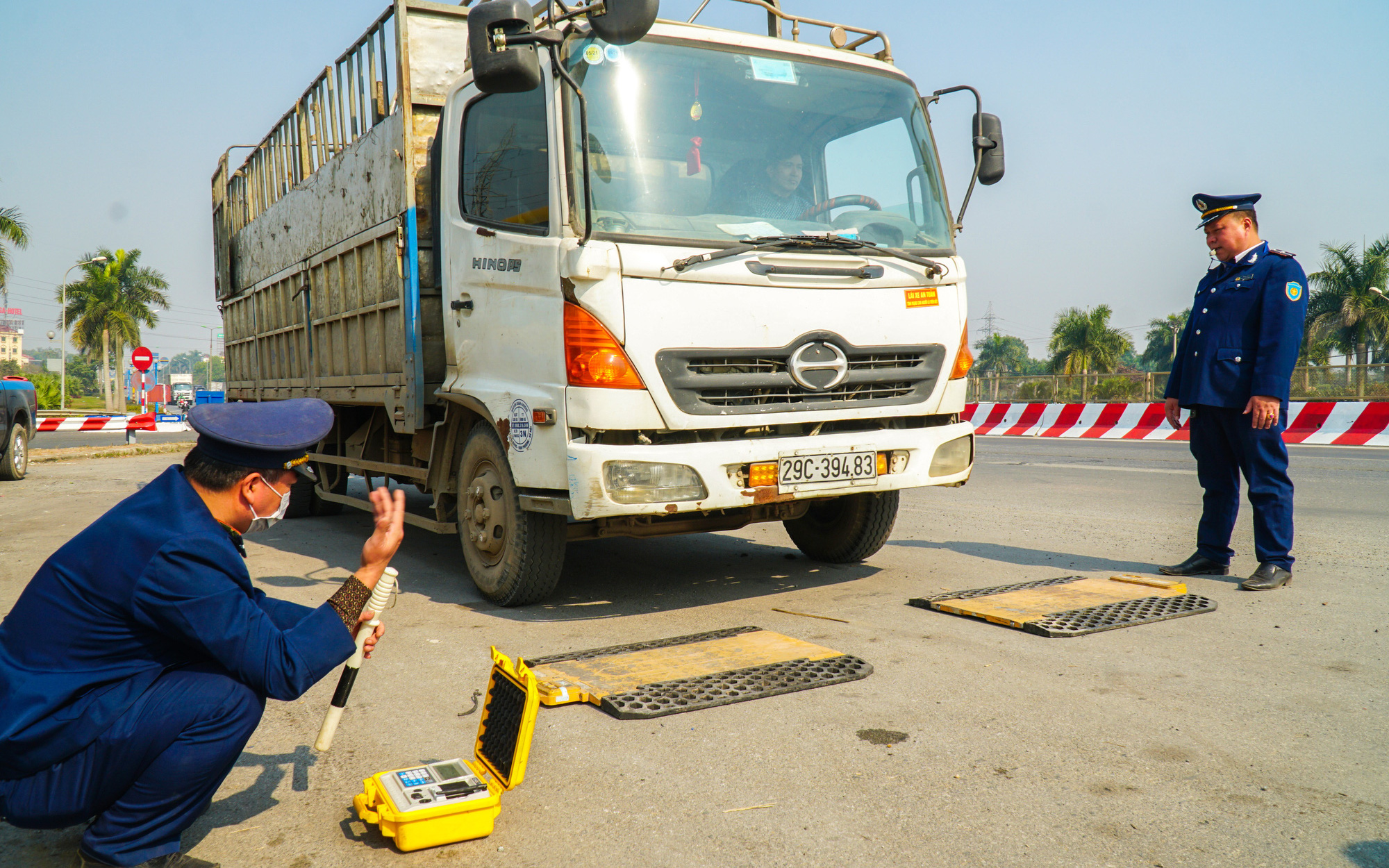 Phạt hành chính hơn 200 triệu với 4 phương tiện quá tải trọng trên địa bàn cầu Thăng Long