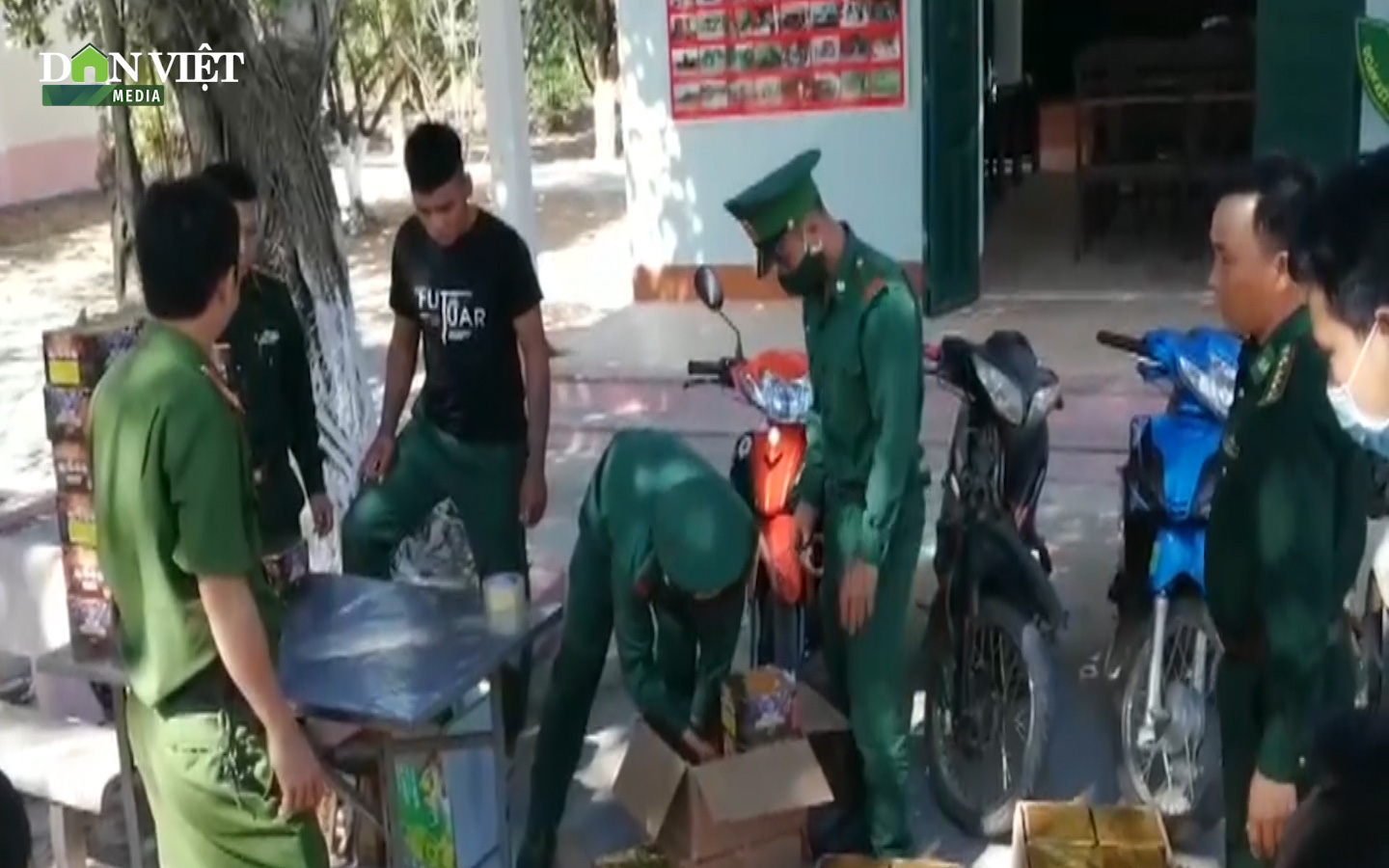 Clip: Kon Tum bắt giữ đối tượng vận chuyển 180kg pháo lậu