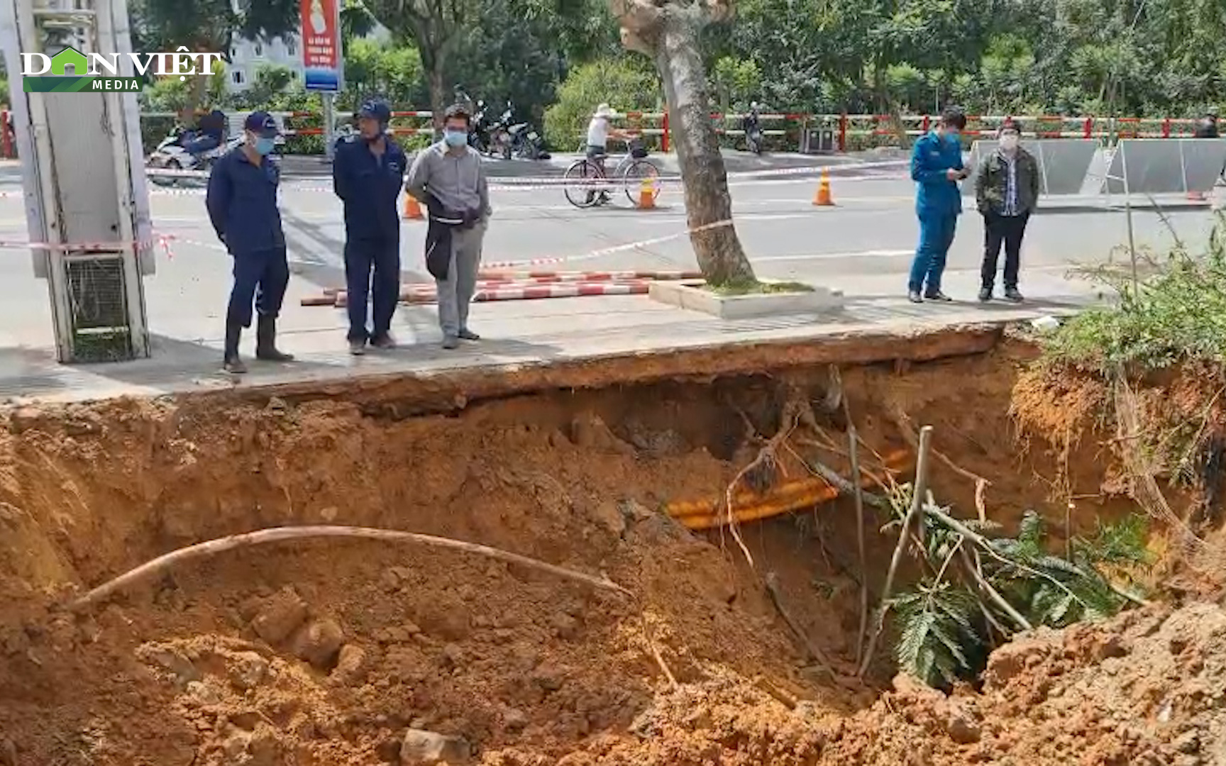 Clip: “Hố tử thần” bất ngờ xuất hiện ngay trung tâm TP.Đà Lạt, nuốt chửng xe