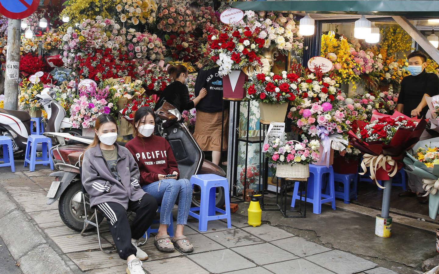 Hoa tươi ngày 20/11 ế ẩm, người bán mỏi mòn ngồi chờ khách mua